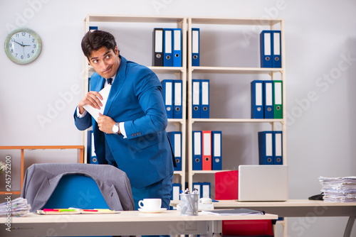 Fotografía Employee stealing important information in industrial espionage