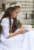 Fototapeta  - Śliczna dziewczynka się modli 