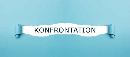 Konfrontation auf gerissenen Papier