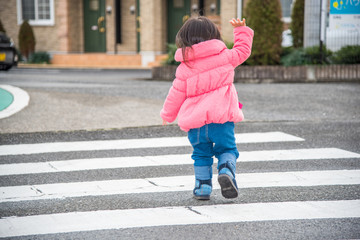 横断歩道を渡る子供