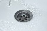 Fototapeta Łazienka - Spływająca woda w umywalce, marnowanie wody