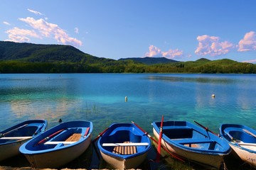 panorama del lago di Banyoles con barchette ormeggiate in Catalogna, Girona, Spagna.