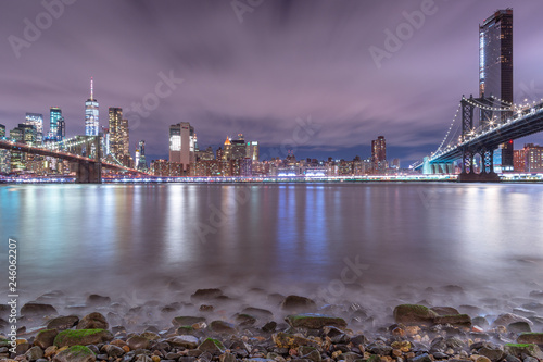 Fototapeta Nocny widok z East River Beach na dzielnicy finansowej i Manhattan, Brooklyn Mosty z długim czasem naświetlania