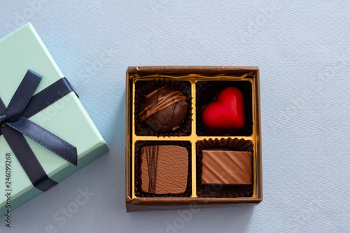 チョコレートと青い箱のバレンタインのプレゼントのイメージ Stock Photo Adobe Stock チョコレートと青い箱のバレンタインのプレゼントのイメージ Stock Photo Adobe Stock