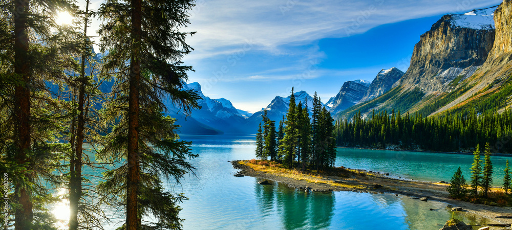 Beautiful Spirit Island in Maligne Lake, Jasper National Park, Alberta, Canada - obrazy, fototapety, plakaty 