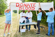 Team Freiwilliger macht Werbung für Blutspende