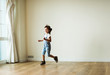 © Rawpixel.com - Young girl playing in an empty room