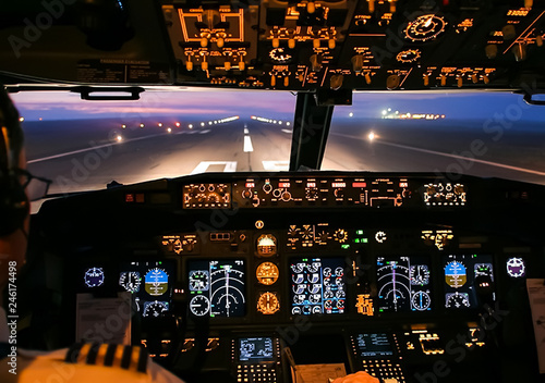Fotografía Cockpit of a passenger plane. View from the cockpit during
