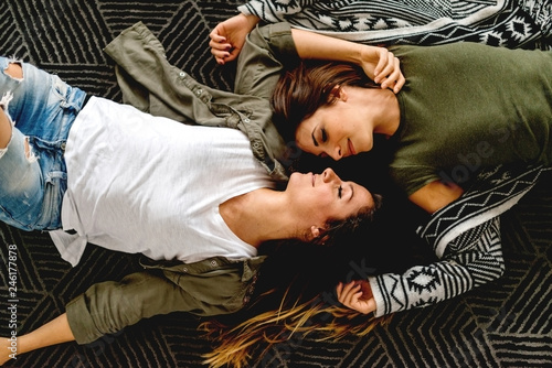 Fotografía Female lovers lying on the floor