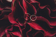 Leinwanddruck Bild - Wedding rings on a bouquet of burgundy callas