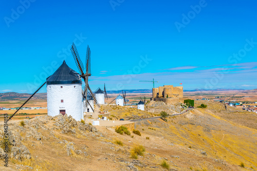 Fototapeta na szkło Zamek w Consuegra otoczony białymi wiatrakami, Hiszpania
