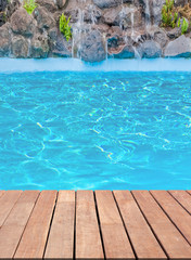 Poster - piscine avec cascade et plage en bois 