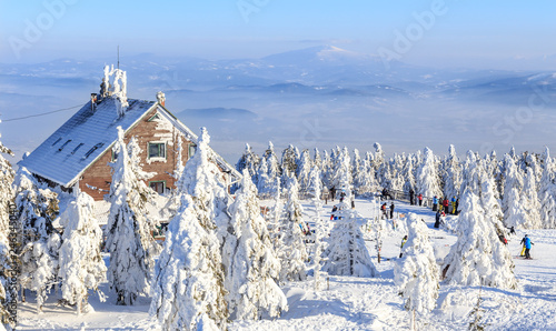 Obrazy Beskidy  szczyrk-polska-zimowy-widok-na-szczyt-skrzycznego-w-beskidach