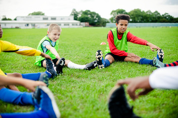 Canvas Print - Diverse kids stretching on the field