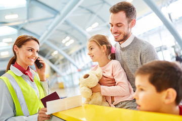 Wall Mural - Familie vor dem Abflug in den Urlaub am Check-In