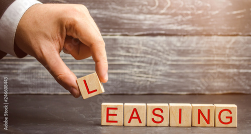 Fotomural Man puts cubes with the word Leasing