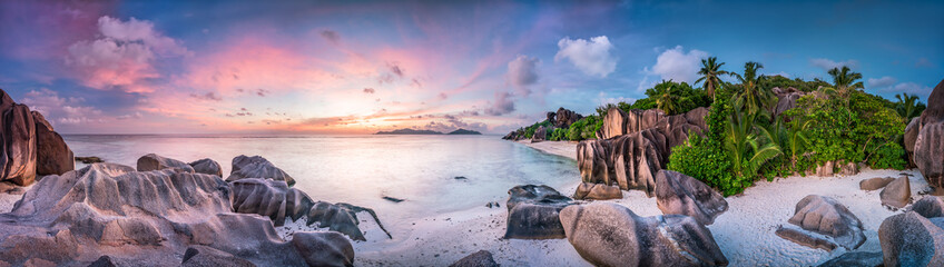 Wall Mural - sonnenuntergang am strand anse source d'argent, seychellen