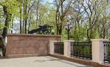 Gomel Palace And Park Ensemble. Guns Are Installed Near The Palace Tower. The Palace Is An Architectural Monument Of The End Of The XVIII Century. Sights Of Gomel.