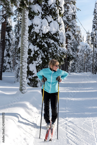 Fototapety biegi narciarskie  kobieta-na-nartach-biegowych