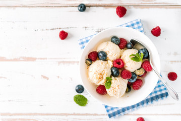 Wall Mural - Top view of vanilla ice cream with berries