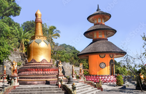 Plakat Brahma Vihara Arama, świątynia buddyjska. Brahmavihara-Arama znany również jako Vihara Buddha Banjar ze względu na swoje położenie w dzielnicy Banjar w Buleleng jest buddyjskim klasztorem świątynnym. Bali, Indonezja.