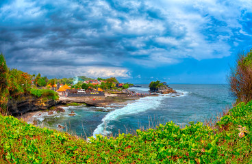 Wall Mural - Pura Tanah Lot hindu Temple on island in Bali, Indonesia