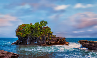 Wall Mural - Pura Tanah Lot hindu Temple on island in Bali, Indonesia