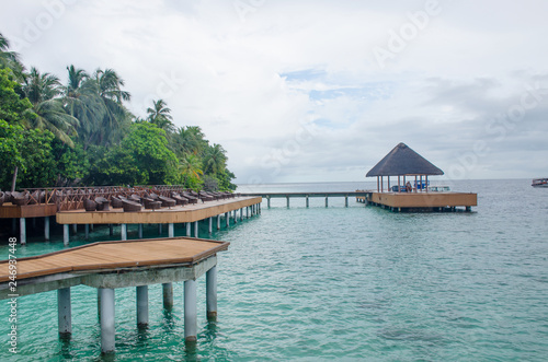 Fotografía island of Maldives of Fihalhohi beautiful landscape of a palm tree and ocean