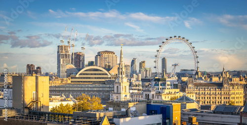 Cuadros en Lienzo London skyline with London eye at cloudy day