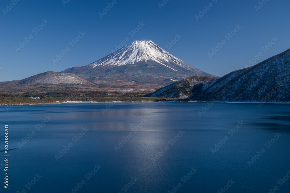 本栖湖と富士山（冬） の Stock フォト | Adobe Stock
