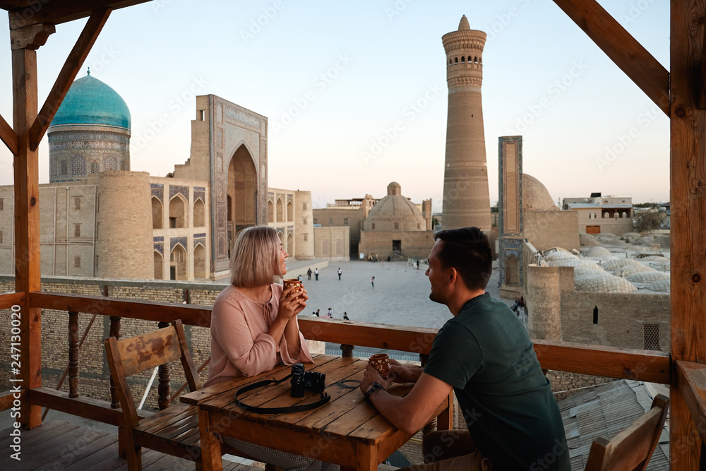 Tourist Man Woman Drink Coffee on Mosque View - obrazy, fototapety, plakaty 