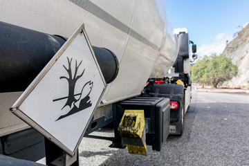 Canvas Print - Camion cisterna mercancias peligrosas