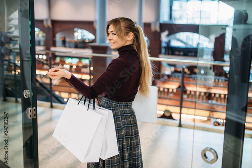 Zdjęcie XXL Młoda kobieta z torba na zakupy w centrum handlowym