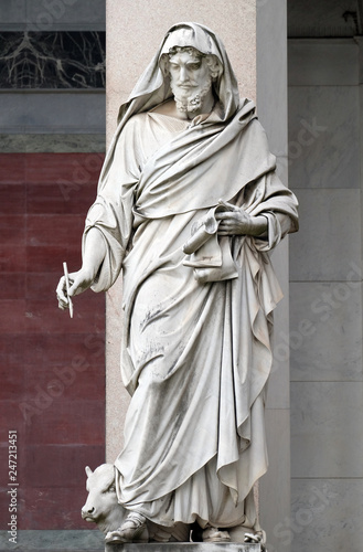 Fotomural Saint Luke the Evangelist, statue in front of the basilica of Saint Paul Outside