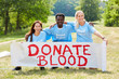 Ehrenamtliche Aktivisten werben für Blutspende