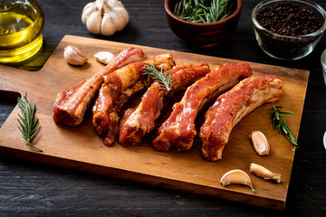 Canvas Print - Fresh raw pork ribs ready for roasting with ingredients