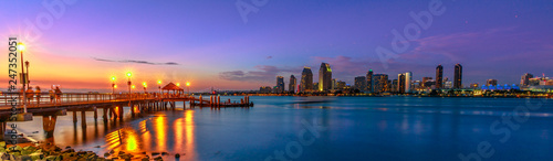 Fotografía Panorama of Coronado old pier reflecting on in San Diego Bay from Coronado Island, California, USA