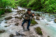 © Andy Ilmberger - Fotograf kämpft sich durch den Wildbach Hammersbach in Bayern im Wettersteingebirge