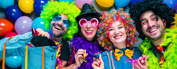 Karneval Party,Lachende Freunde in bunten Kostümen feiern Karneval .