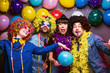 © karepa - Karneval Party,Lachende Freunde in bunten Kostümen feiern Karneval .