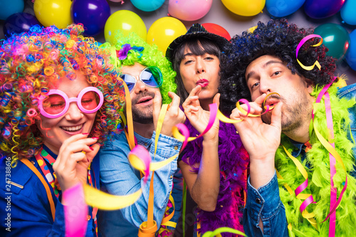 Fotografía Karneval Party,Lachende Freunde in bunten Kostümen feiern Karneval