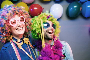 Fröhliches Pärchen feiert Fasching