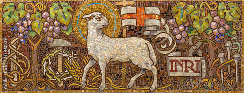 Fotografía PRAGUE, CZECH REPUBLIC - OCTOBER 12, 2018: The symbolic mosac of Lamb of God in church Bazilika svatého Petra a Pavla na Vyšehrade
