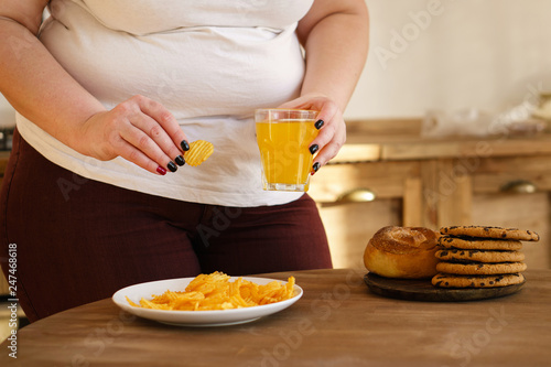 Fotografía sugar addiction, unhealthy lifestyle, cholesterol, weight gain, dietary, healthcare and medical concept