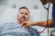 © Rawpixel.com - Doctor examinig a sick man