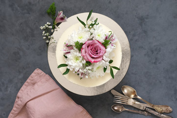 Poster - Fresh flowers decorated white cake