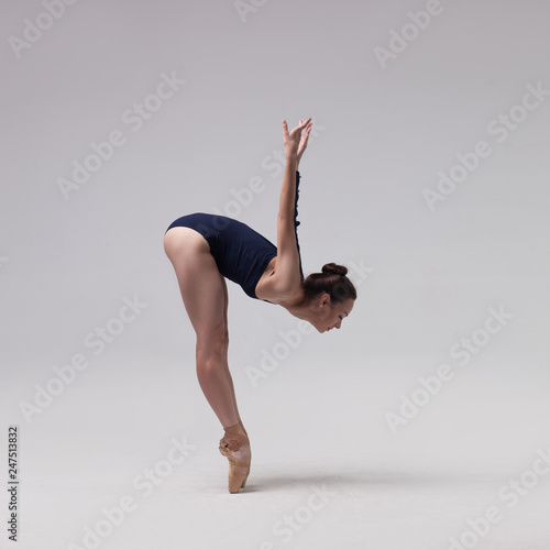 Foto beautiful ballet dancer posing on pointes.