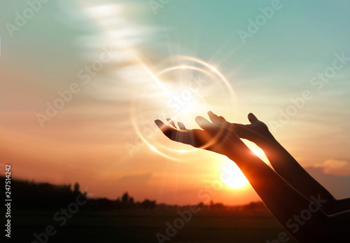 Fotografía .Woman hands praying for blessing from god on sunset background