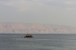 Ein Boof auf dem See Genezareth, im Hintergrund der Golan in Israel