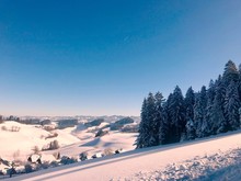 Schöne Aussicht In Das Verschneite Tal Im Winter Bei Blauem Himmel